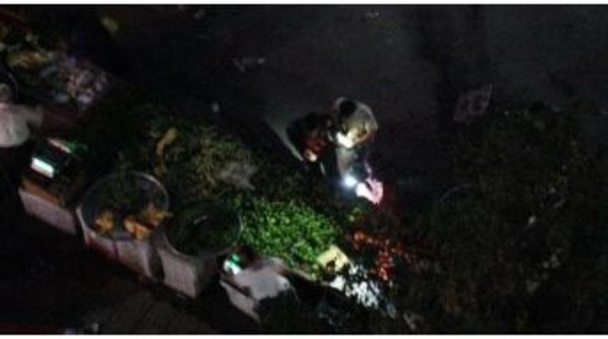 Pazar Esnafından Cep Telefonu Işığında Satış