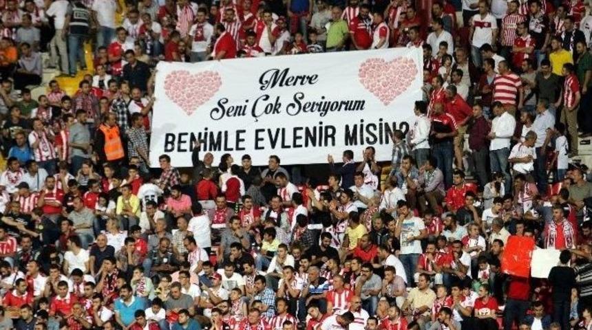 Ma&ccedil;ta Pankartla Evlilik Teklifi