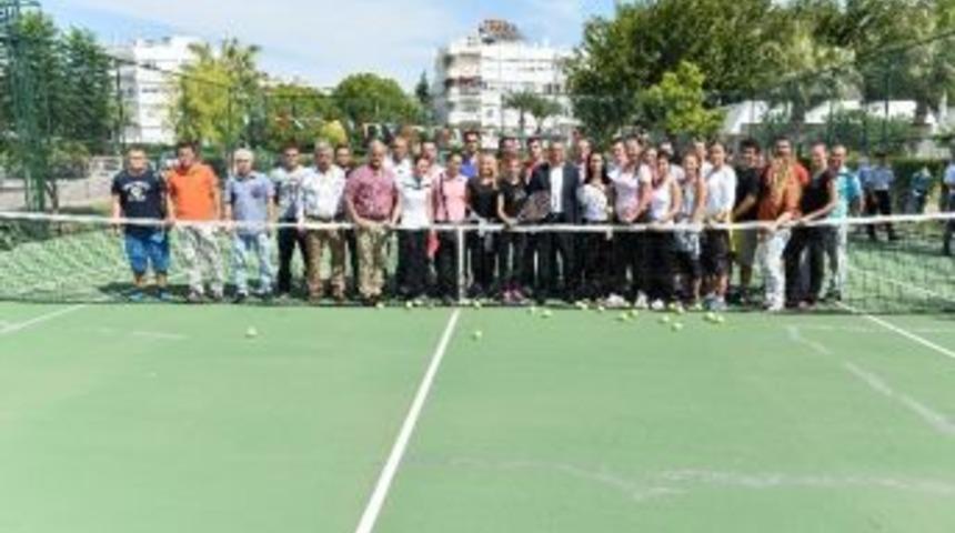 Uysal, Antren&ouml;rlerle Biraraya Geldi