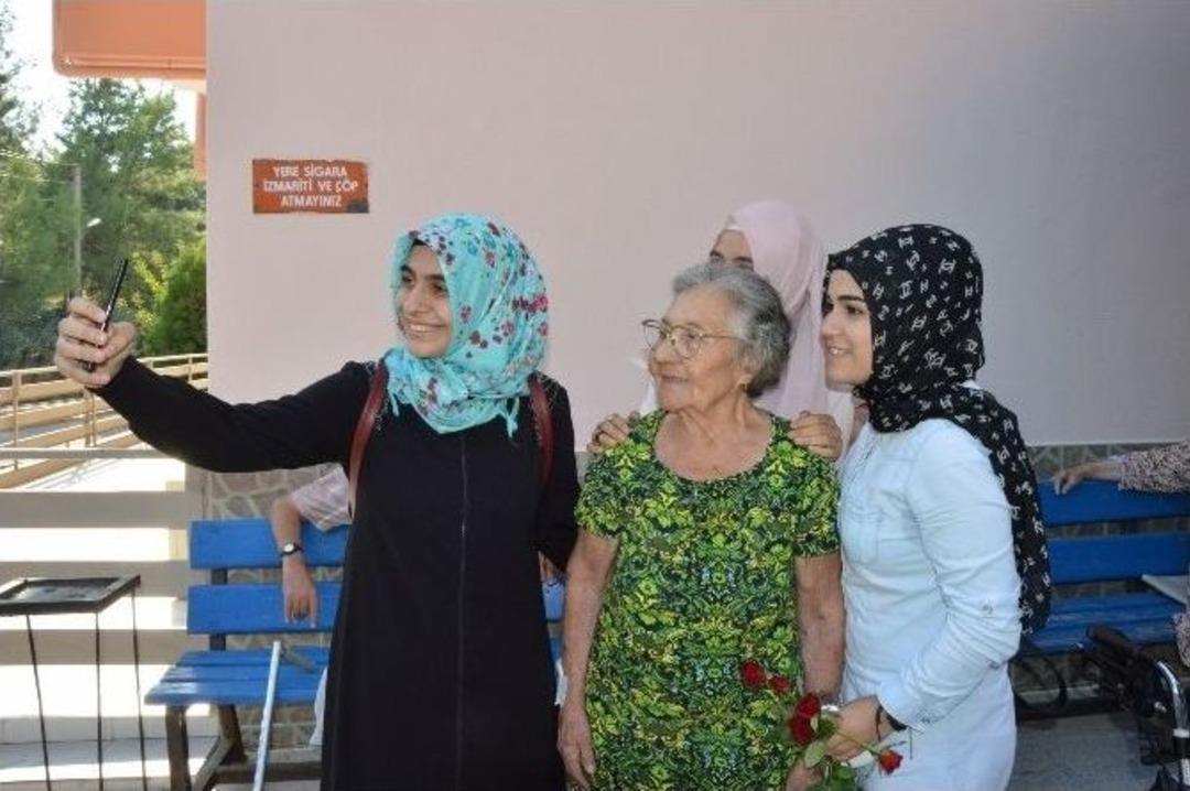 Ak Partili Gen&ccedil;lerden Huzurevine Ziyaret