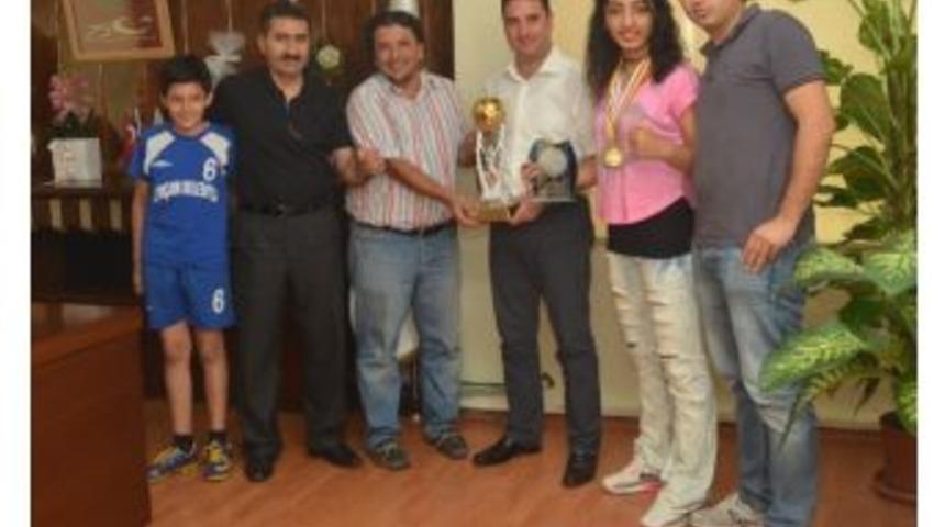 Ataşbak Avrupa Şampiyonu Sporcuyu Kutladı