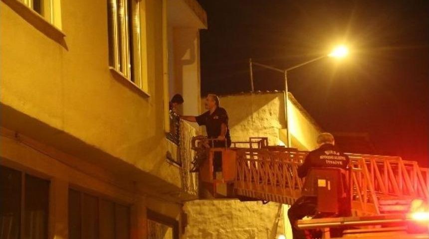 Evde Mahsur Kalan 2 Çocuğu İtfaiye Kurtardı