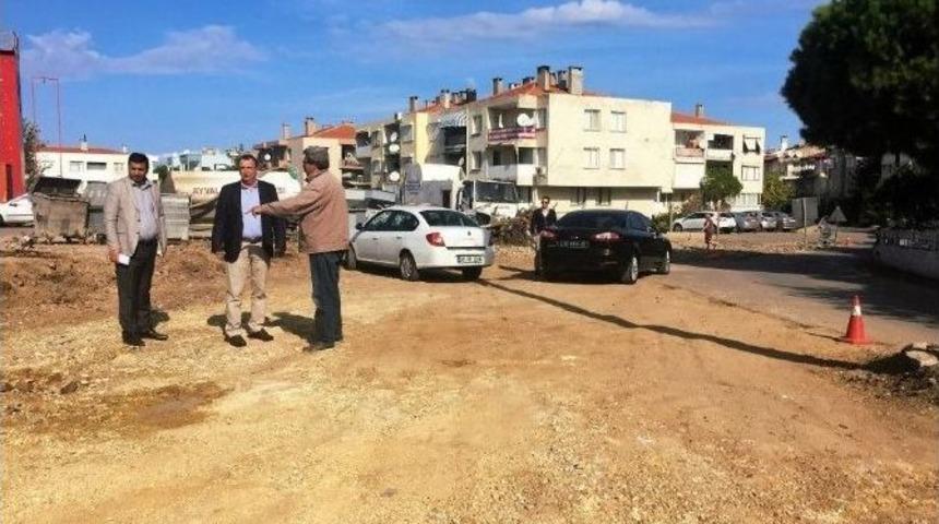 Ayvalık Belediyesi Armut&ccedil;uk&rsquo;ta Yolları Yapıyor