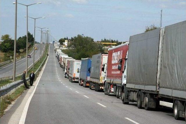 Kapıkule’de 10 Kilometrelik Tır Kuyruğu Oluştu