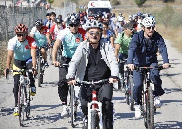 Bakan M&uuml;ezzinoğlu, Sağlıklı Yaşam İ&ccedil;in Eymir G&ouml;l&uuml;nde Pedal &Ccedil;evirdi 1