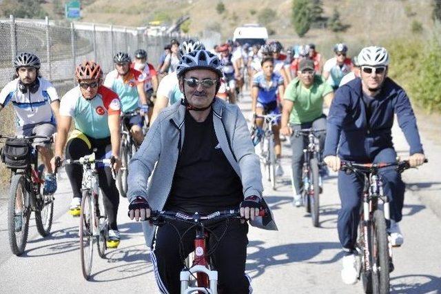 Bakan M&uuml;ezzinoğlu, Sağlıklı Yaşam İ&ccedil;in Eymir G&ouml;l&uuml;nde Pedal &Ccedil;evirdi 2