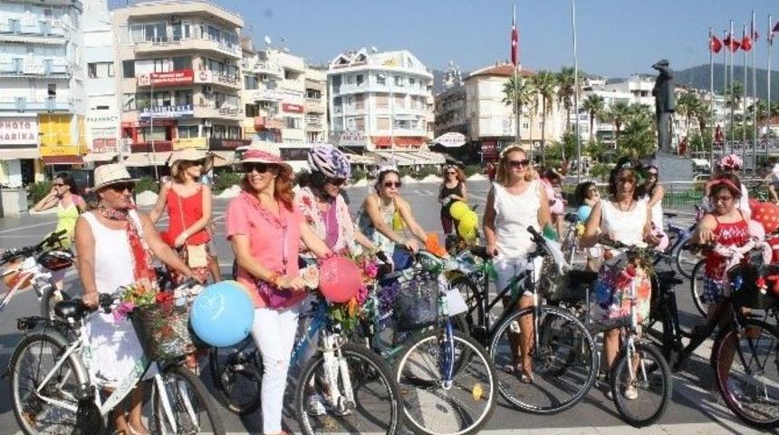 Marmaris’te Süslü Kadınlar Bisikletle Turladı