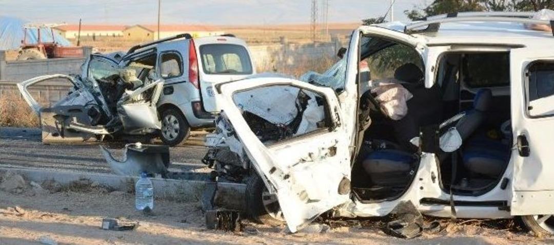 Aksaray&rsquo;da Feci Kaza: 1 &Ouml;l&uuml;, 12 Yaralı