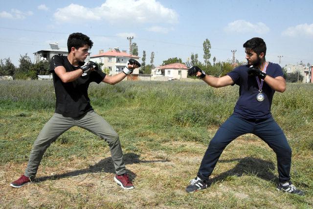 Güney Asya Jeet Kune Do Şampiyonası'na tarlada hazırlanıyor