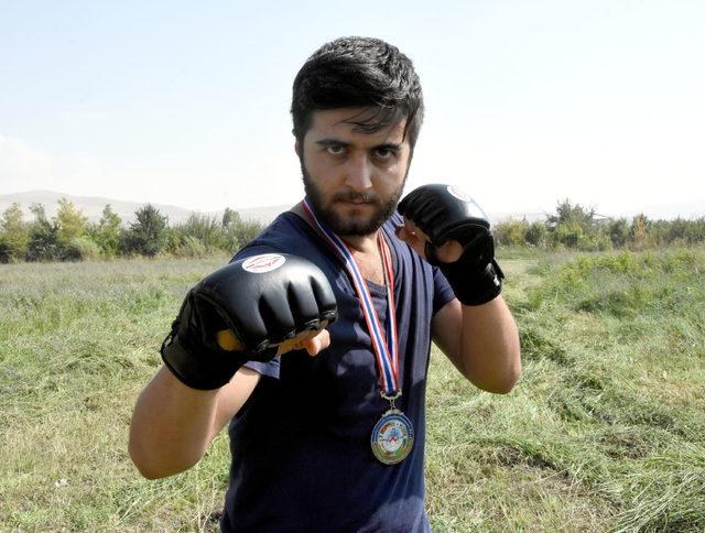 Güney Asya Jeet Kune Do Şampiyonası'na tarlada hazırlanıyor