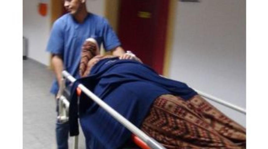 Halk Otob&uuml;s&uuml; 2 Kadına &Ccedil;arptı