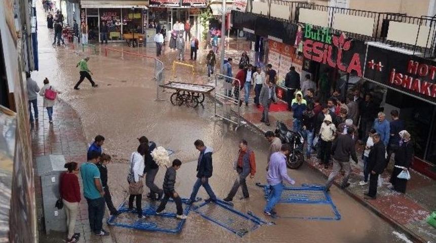 Doğubayazıt&rsquo;ta Ceviz B&uuml;y&uuml;kl&uuml;ğ&uuml;nde Dolu Yağdı