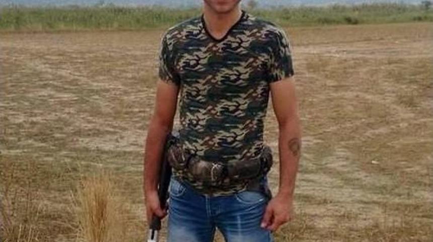 Sosyal Medyadan Helallik İsteyip Babasının Mezarında İntihar Etti