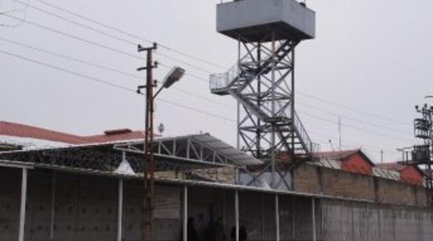 Batman&rsquo;da 26 Tutuklu Nakledildi