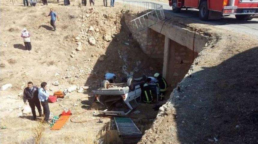 Otomobil K&ouml;pr&uuml;den Su Kanalına U&ccedil;tu: 2 Yaralı