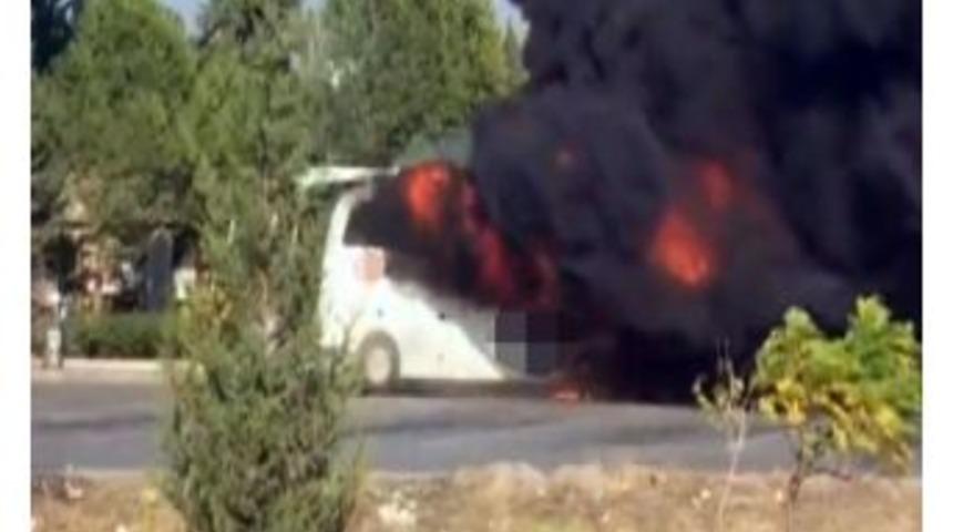 Yolcu Otob&uuml;s&uuml; Alev Topuna D&ouml;nd&uuml;