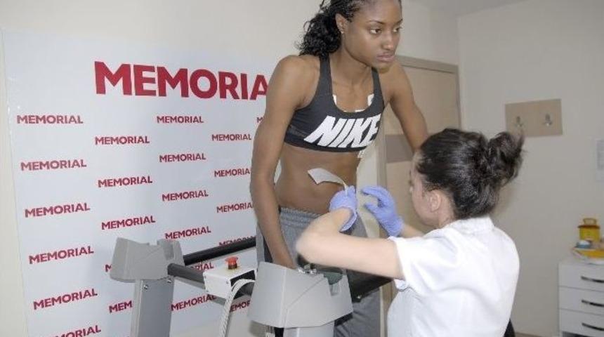 Lara Sanders Sağlık Kontrol&uuml;nden Ge&ccedil;ti