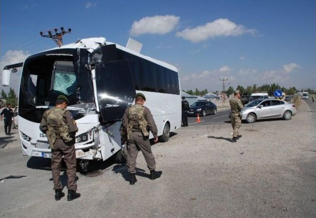 Askeri Ara&ccedil; Belediye Kamyonuna &Ccedil;arptı: 11 Yaralı