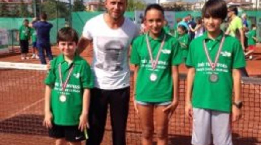 Yıldırımlı Tenis&ccedil;ilere Madalya Yağmuru