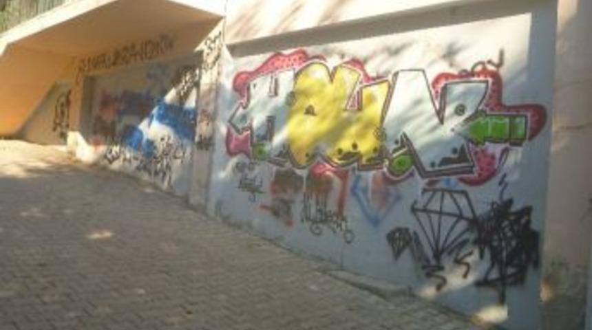 Tarihi M&uuml;zenin Duvarı Yazı Tahtasına D&ouml;nd&uuml;