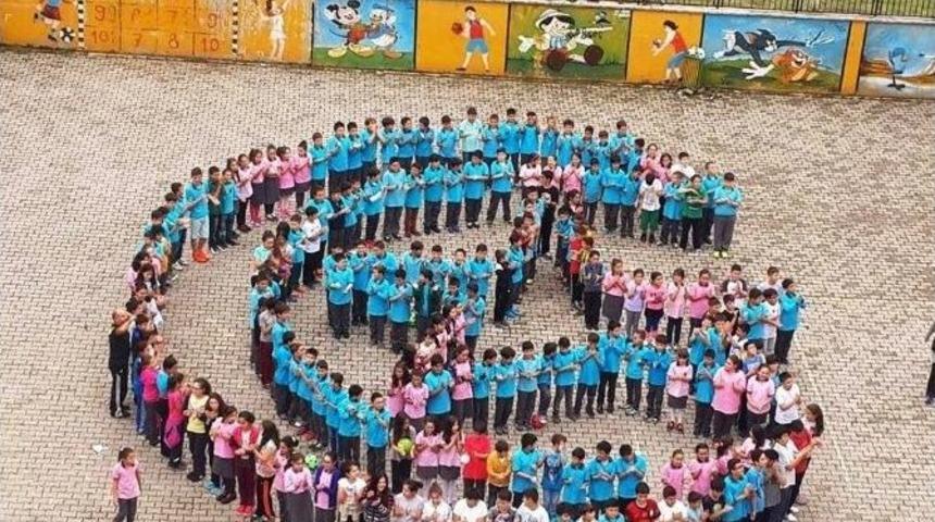 &Ouml;ğrenciler Şehitler İ&ccedil;in Ay Ve Yıldızı Oluşturdular