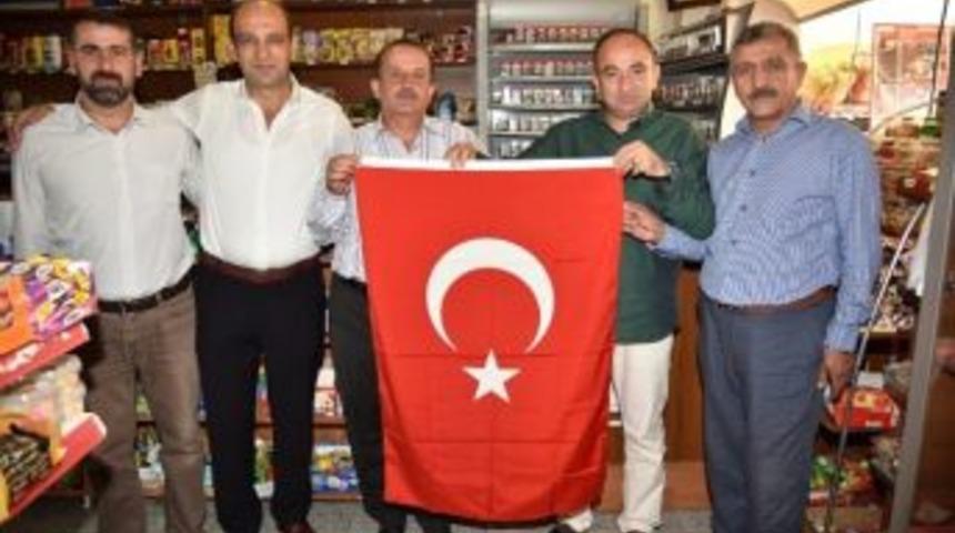Başkan &Uuml;z&uuml;lmez&rsquo;den Bayraklı Esnaf Ziyareti