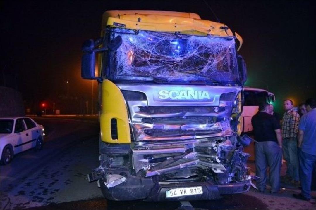 Fabrika İş&ccedil;ilerini Taşıyan Midib&uuml;s Tır&rsquo;la &Ccedil;arpıştı: 5 Yaralı