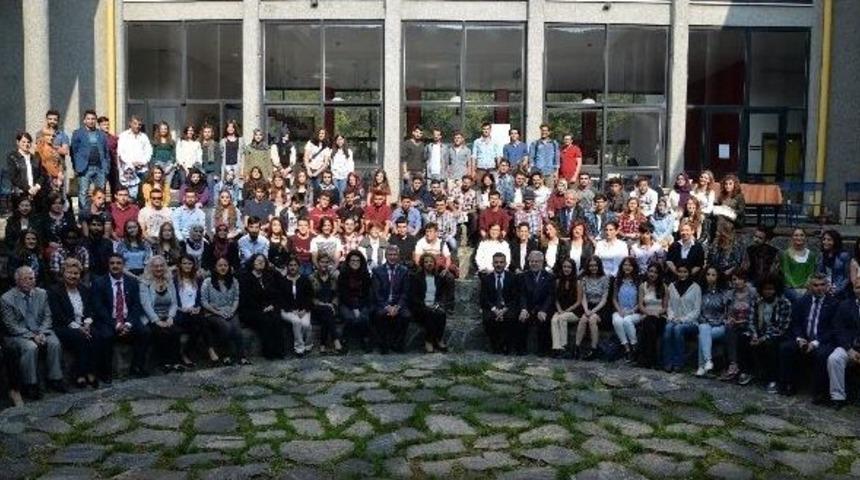 Yeni &Ouml;ğrenciler Mimarlık Rozetini Taktı