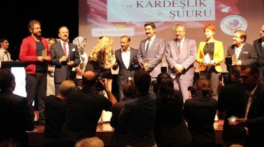 Y&ouml;netmen Murat Uygur&rsquo;a Anlamlı &Ouml;d&uuml;l