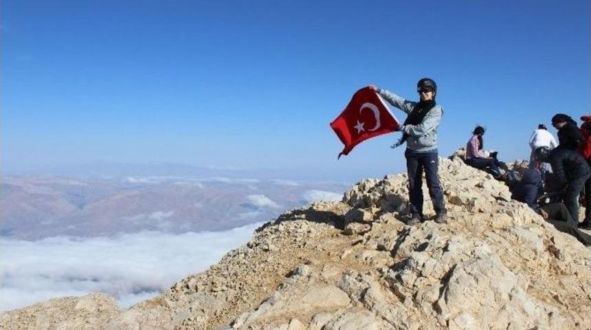 Zirveye Şehitler İ&ccedil;in Tırmandılar