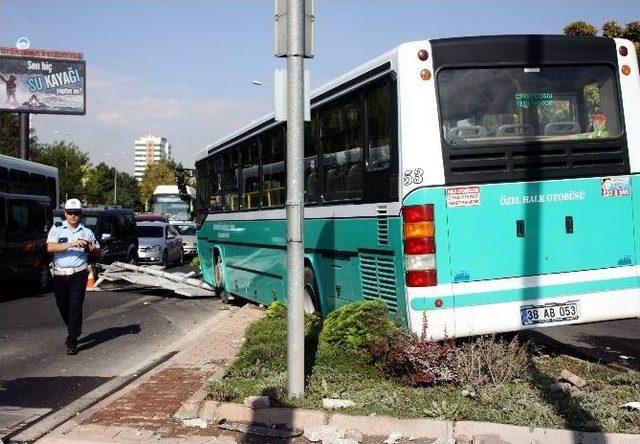 Kazaya Karışan Halk Otobüsü Refüje Çıktı