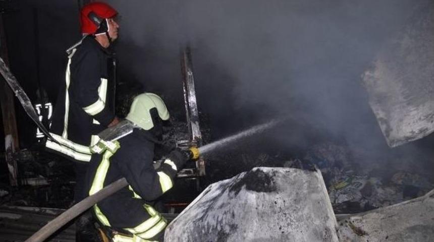 Denizli&rsquo;de Gıda Deposu Yandı