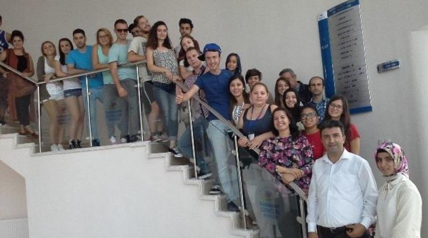 Yabancı &Ouml;ğrencilerden Gen&ccedil;lik Merkezine Ziyaret