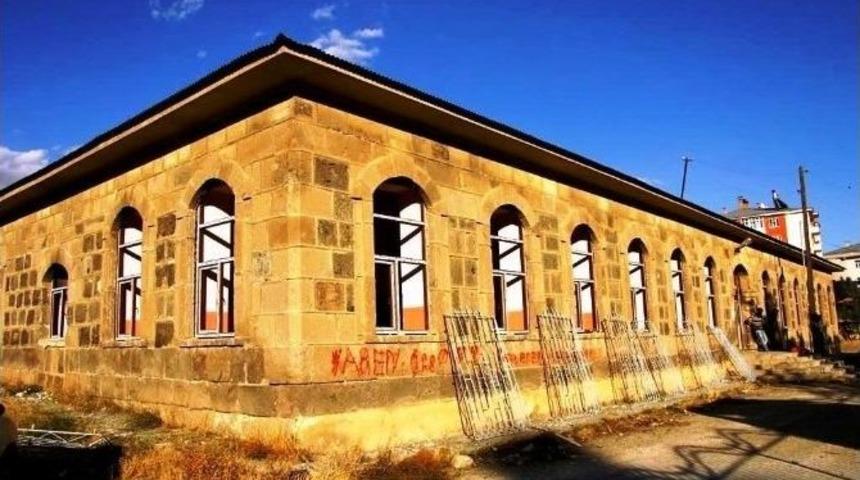 Erciş&rsquo;in Cumhuriyet Sonrası İlk Okulu Olan Taş Bina Onarılıyor
