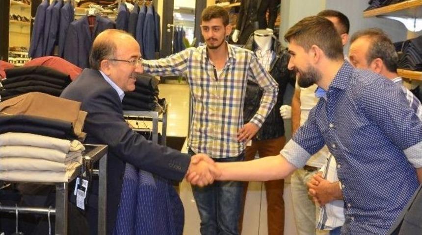 Başkan G&uuml;mr&uuml;k&ccedil;&uuml;oğlu Uzunsokak&rsquo;ta Oy İstedi