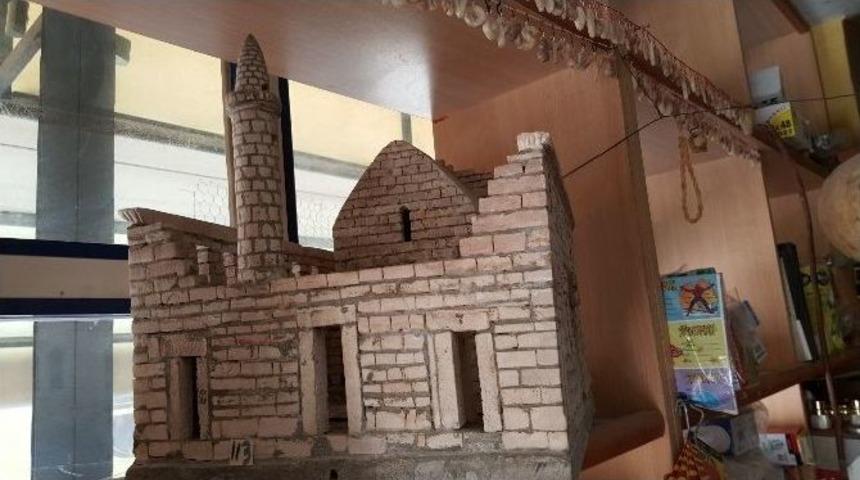 (&ouml;zel Haber) Bakkal D&uuml;kkanında Taşa Hayat Veriyor