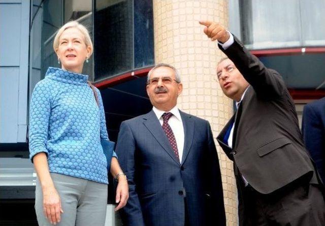 Abd Başkonsolosu Linda Stuart Rektör Prof. Dr. Battal’ı Ziyaret Etti