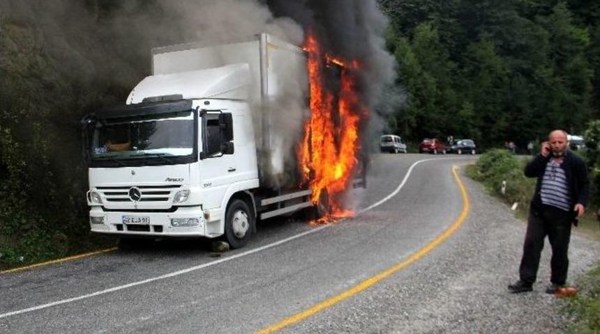 Seyir Halindeki Kamyon Alev Aldı