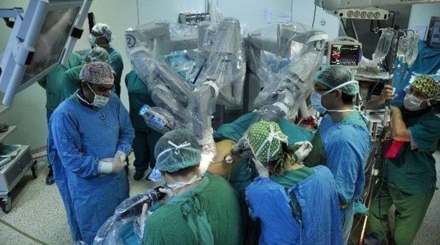 Adana&rsquo;da Robotik Cerrahi Y&ouml;ntemi İle Mide K&uuml;&ccedil;&uuml;ltme Ameliyatı Yapıldı