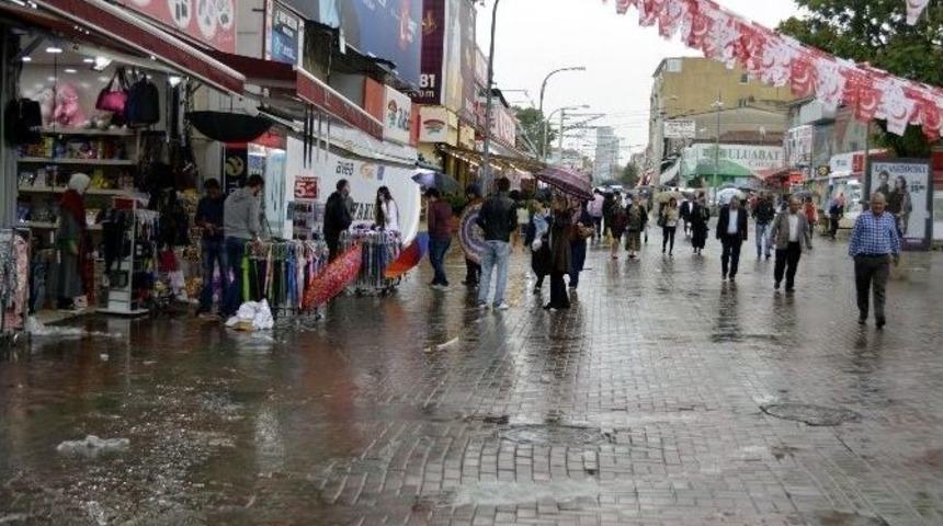 Yağmur Şemsiyecilerin Y&uuml;z&uuml;n&uuml; G&uuml;ld&uuml;rd&uuml;