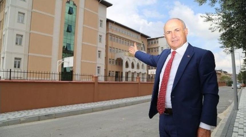 Okulcu Hasan&rsquo;dan İstanbul&rsquo;un En B&uuml;y&uuml;k Kız Meslek Lisesi