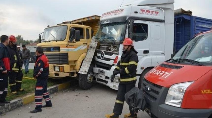 Kula&rsquo;da İki Kamyon Birbirine Girdi