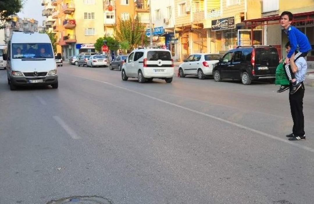 (&ouml;zel Haber) Engelli Oğlunu Okula Sırtında Taşıyor