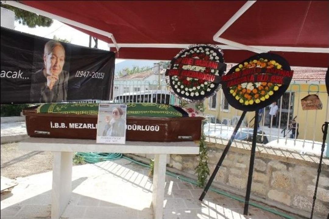 &Uuml;nl&uuml; Sanat&ccedil;ı Tomris İncer Son Yolculuğuna Uğurlandı