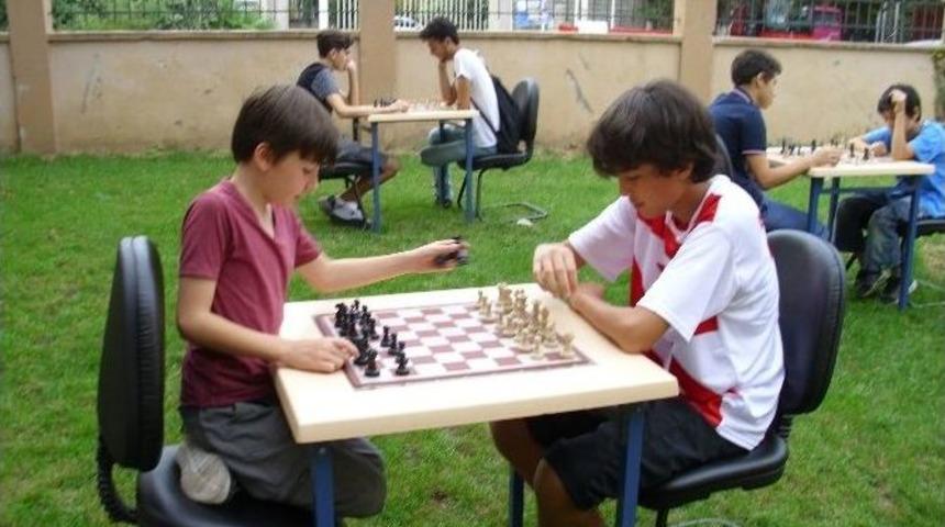 Yalovalılar A&ccedil;ık Alanda Satran&ccedil; Oynama Keyfi Yaşadı