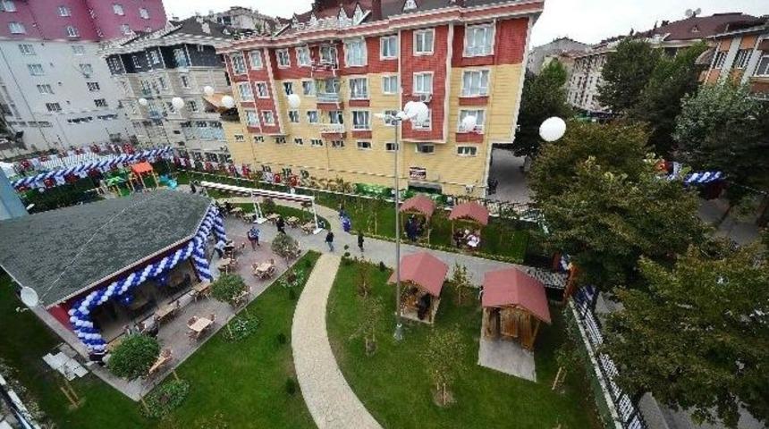 İstanbul&rsquo;da Kızılcık Bah&ccedil;esi A&ccedil;ıldı
