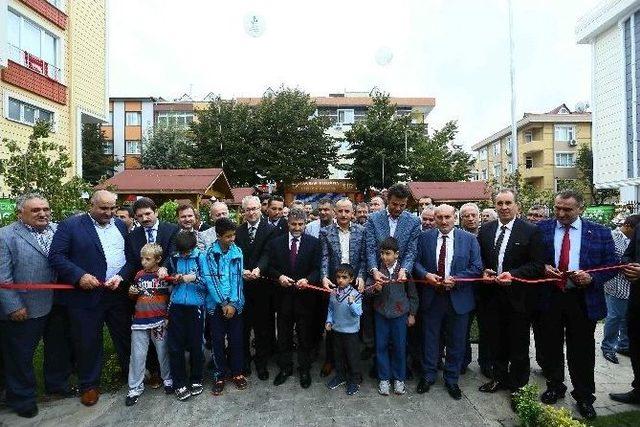 İstanbul’da Kızılcık Bahçesi Açıldı