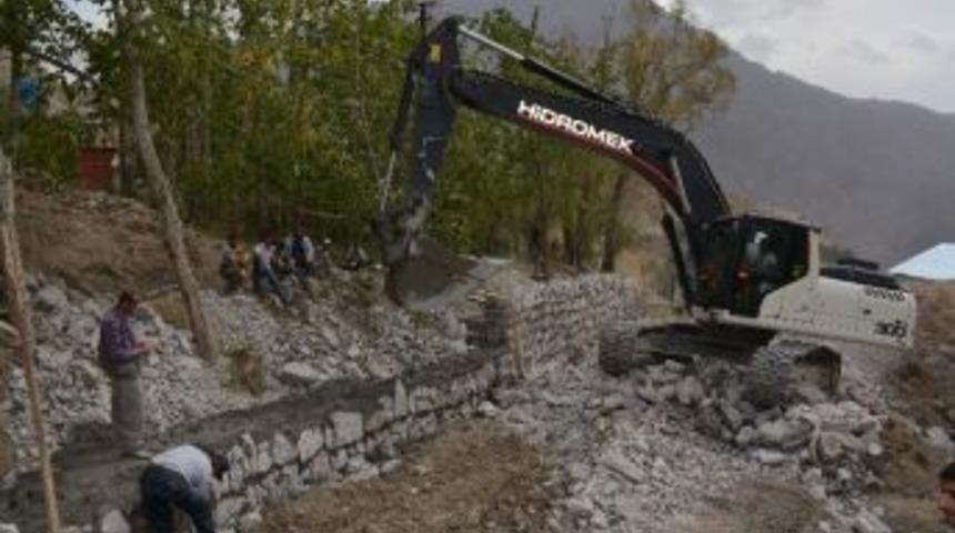Hakkari Belediyesi Yeni A&ccedil;tığı Yola İstinat Duvarı Yapıyor
