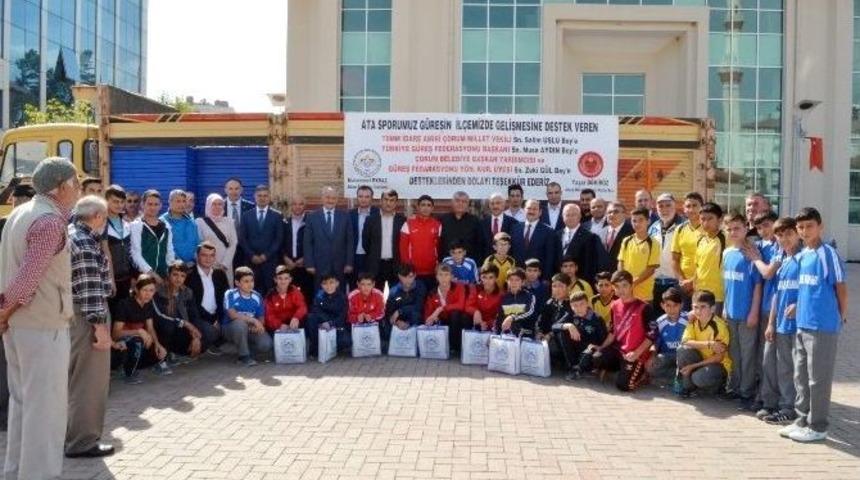G&uuml;reş Federasyonu&rsquo;ndan Alaca&rsquo;ya Malzeme Yardımı