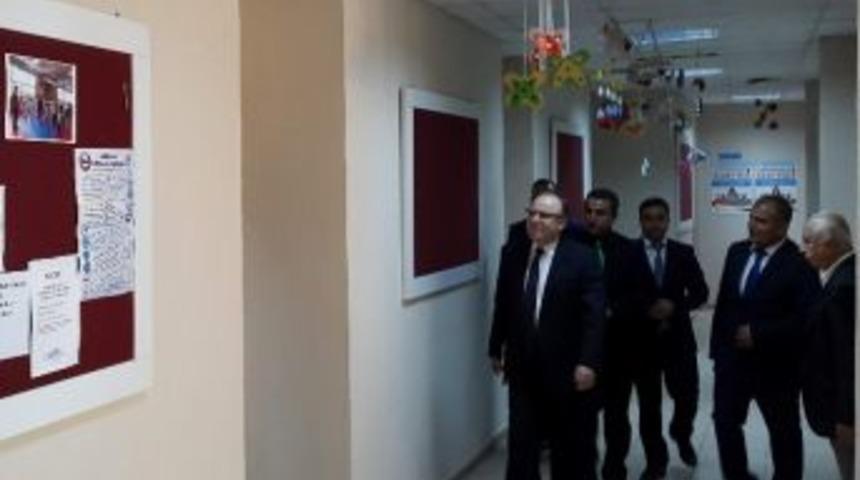 Vali Tutulmaz, Halk Eğitim Merkezi M&uuml;d&uuml;rl&uuml;ğ&uuml;n&uuml; Ziyaret Etti